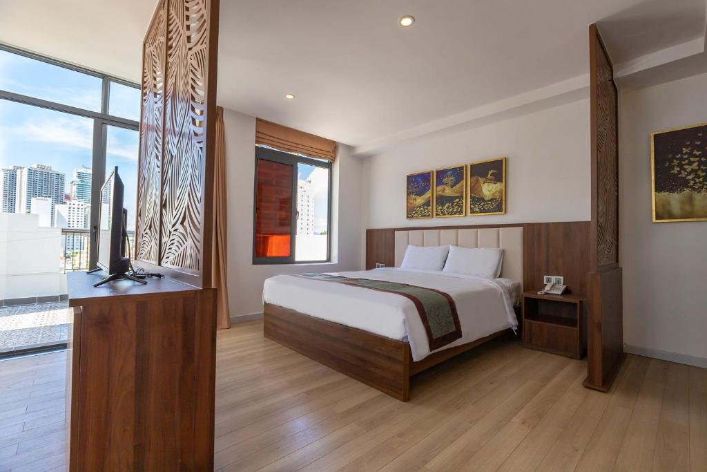 Suite có giường cỡ King với ban công - Simon Hotel