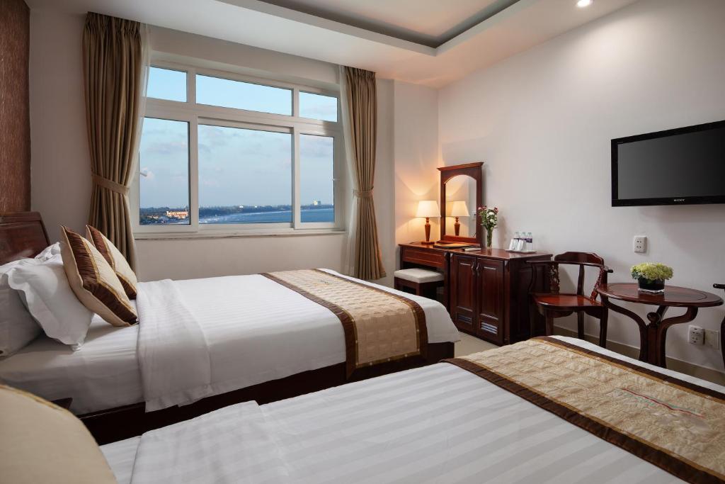 Phòng Deluxe 4 Người - Corvin Hotel