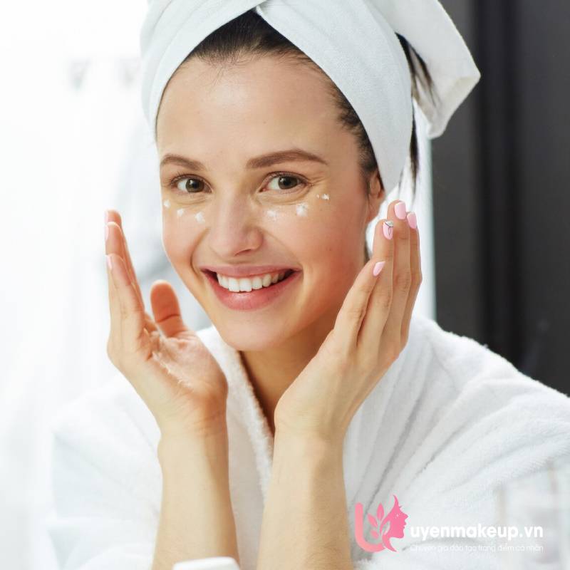 Cách chăm sóc da trước khi trang điểm để có lớp make up đẹp: Kinh nghiệm từ Uyên Makeup – Chuyên gia đào tạo trang điểm cá nhân tại Quy Nhơn