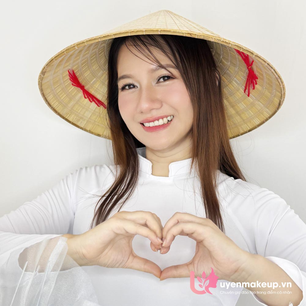 Phong cách make up clean girl: Bí quyết trang điểm tự nhiên từ Uyên Makeup – Chuyên gia đào tạo trang điểm cá nhân tại Quy Nhơn