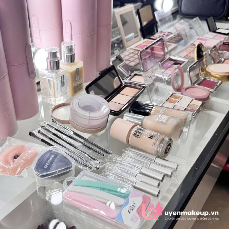 Bộ makeup cá nhân cơ bản gồm những món gì? Kinh nghiệm từ Uyên Makeup – chuyên gia đào tạo trang điểm cá nhân tại Quy Nhơn