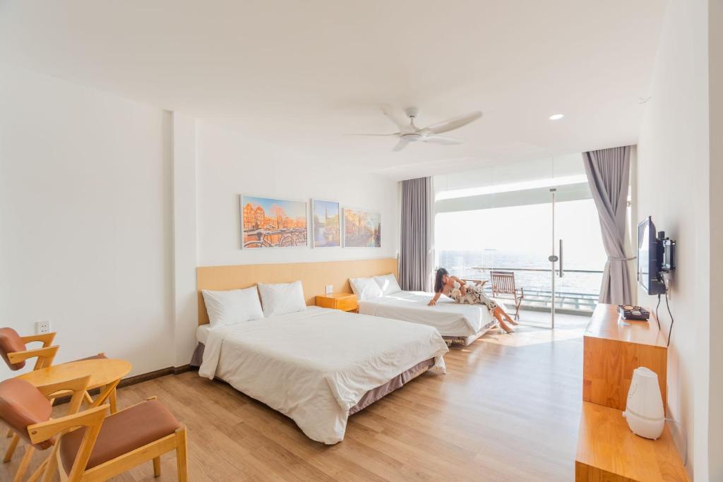 Phòng 4 Người Có Ban Công - Phuong Nam Hotel