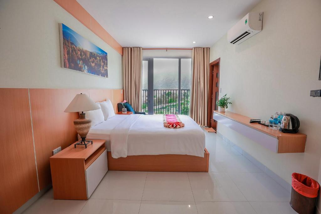 Phòng Giường Đôi Nhìn Ra Núi - CON SON HOTEL