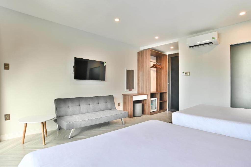 Phòng 4 Người Có Ban Công - Tuấn Ninh Hotel II