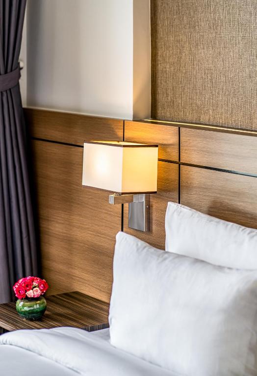 Phòng Superior 2 giường đơn nhìn ra cảnh thành phố - The Cap Hotel