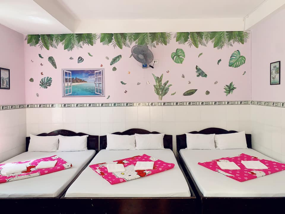 Phòng 3 giường đôi - Anh Quân Hotel