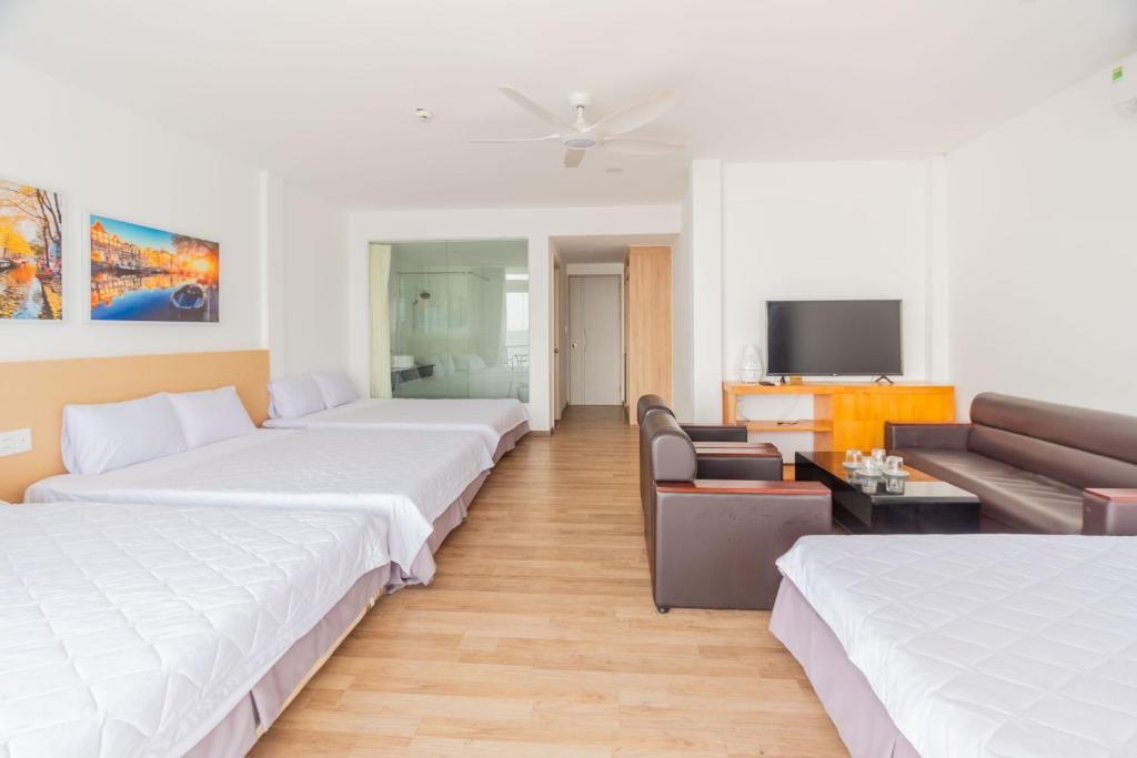 Suite Gia Đình Có Ban Công - Phuong Nam Hotel