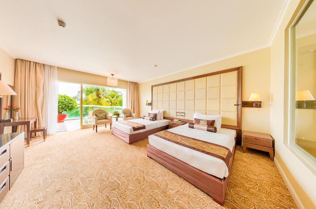 Phòng Deluxe 2 Giường Đơn Nhìn Ra Hồ Bơi - Sea Links Beach Resort & Golf