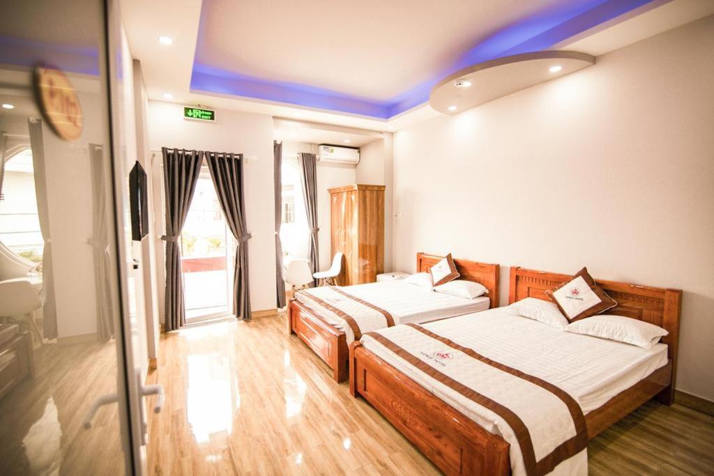 Phòng Giường đôi Deluxe (2 Người lớn + 1 Trẻ em) - Sunny Hotel