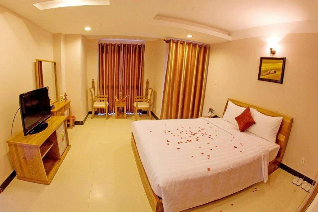 Phòng Deluxe Giường Đôi Có Ban Công - Cô Ba Hotel