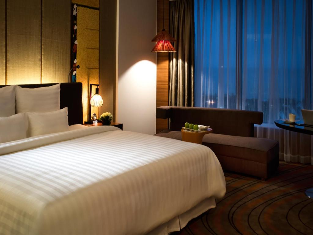Phòng Superior City View King Bed - Khách sạn Pullman