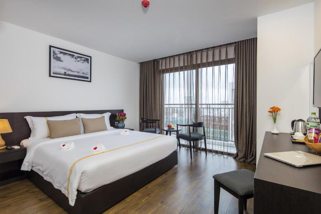 Phòng Giường Đôi Có Ban Công - La Sera Hotel