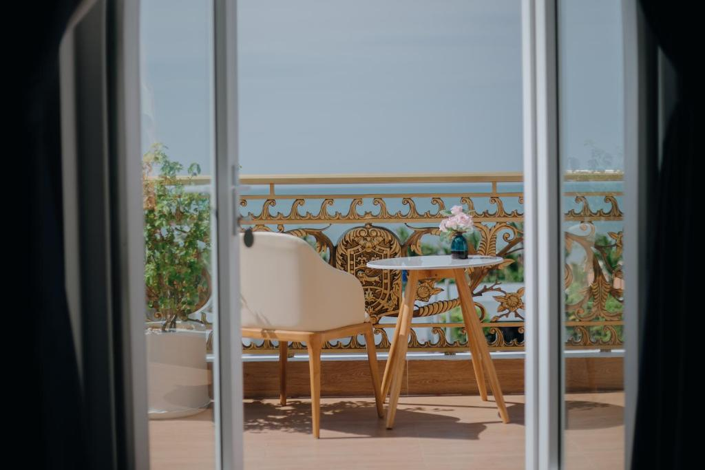 Phòng Gia Đình Nhìn Ra Biển - Paris Hotel Bình Thuận