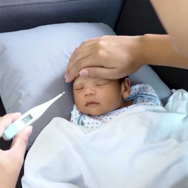 Mẹ cần làm gì khi con bị sốt? Chia sẻ từ BS Bích Trang BMT